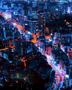 城市璀璨夜景俯瞰图