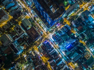 城市璀璨夜景俯瞰图