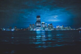 夜幕下的璀璨城市天际线