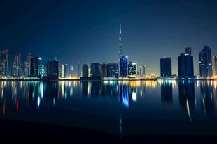 迪拜夜景城市灯火映水面