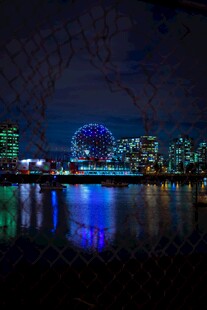 城市夜景中的璀璨摩天轮