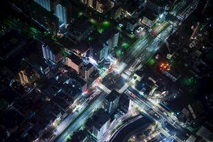 未来感十足的城市夜景俯瞰