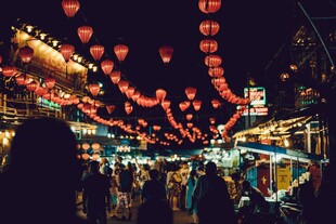 夜巷中悬挂的喜庆红灯笼