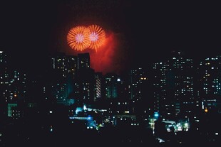 城市上空的奇幻红色发光体