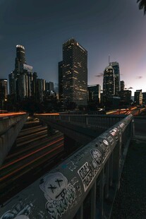 夜幕下的城市天际线