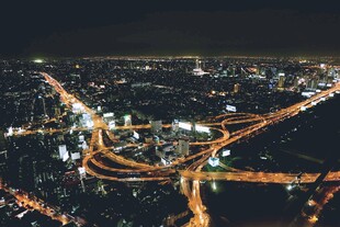 城市夜景中的璀璨交通脉络