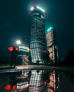 璀璨都市夜景倒映水面
