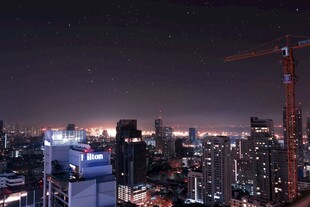 城市璀璨夜景俯瞰图