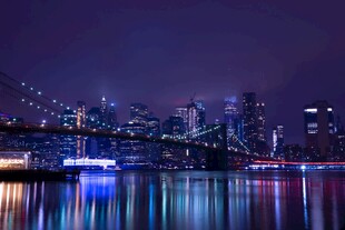 城市夜景下的璀璨河畔风光