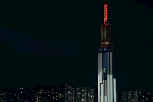 夜幕下的高耸电视塔
