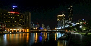 城市夜景河畔璀璨灯光
