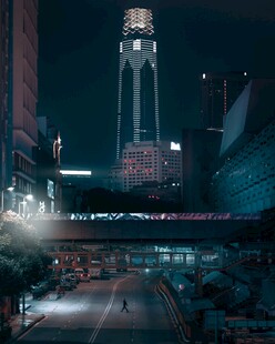 城市夜景中的高耸水塔