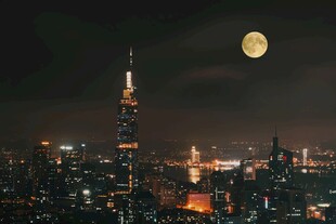 台北夜景与高悬明月
