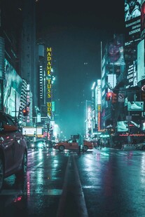 都市霓虹下的繁华街道