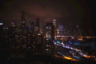 城市璀璨夜景俯瞰图