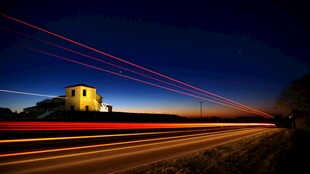 公路夜景中的流光溢彩