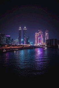 城市璀璨夜景波光粼粼