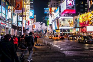 繁华都市街头夜景
