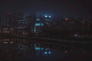 城市夜景下的静谧水面