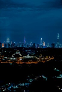 夜幕下的城市与古建筑景观