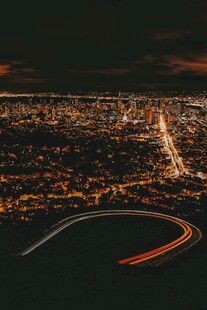 城市夜景中的绚丽光影轨迹