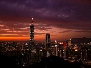 城市黄昏天际线壮丽景观