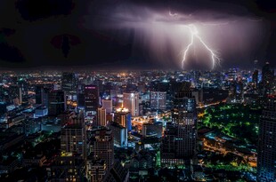 城市夜空闪电壮丽景象