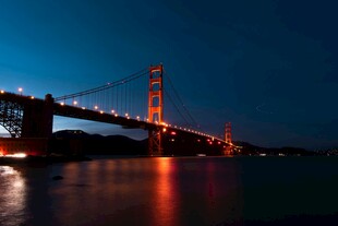 夜幕下的壮丽跨海大桥