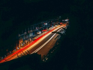 夜间公路车流光影轨迹