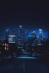 城市夜景下的静谧道路