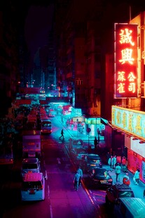 霓虹闪烁的都市夜间街道
