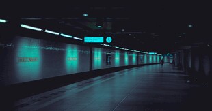 空旷地下通道的冷色调夜景