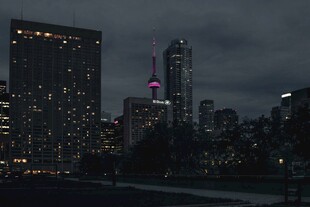 夜幕下的繁华城市天际线