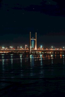 夜晚璀璨大桥横跨水面