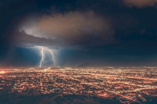 城市夜空闪电壮丽景象