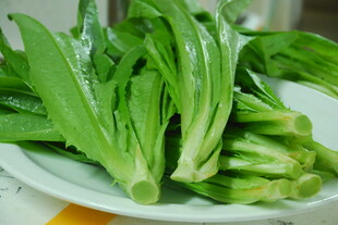 新鲜菜心摆于盘中
