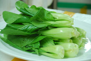 新鲜青菜摆放在白色盘中