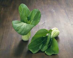新鲜青菜摆放在木桌上