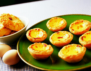 美味蛋挞摆放在绿色盘中