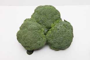 三颗新鲜西兰花