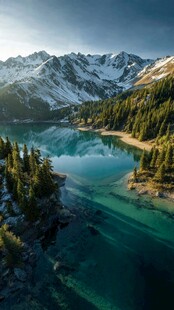 高山湖泊壮丽自然景观