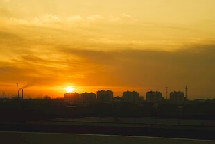 夕阳下的城市天际线