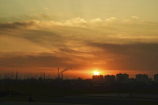 夕阳下的城市天际线