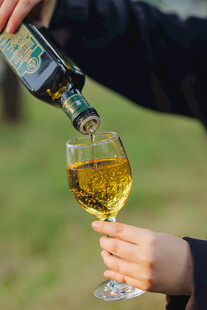 手斟美酒入杯瞬间