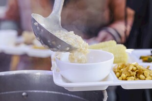 盛饭场景