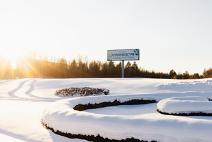 冬日雪野中的公路广告牌