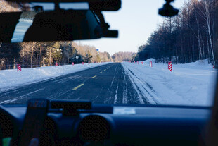 冬日车内视角的雪景公路