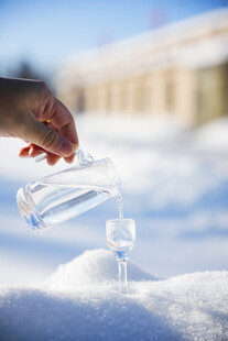 雪地中倒水瞬间的奇妙景象