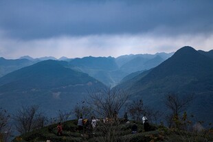 山间云雾缭绕的壮美景色