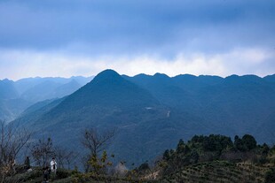 山峦云海间的壮美风光